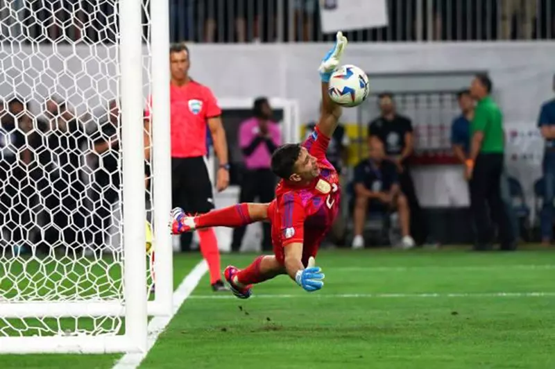 إيميليانو مارتينيز حارس منتخب الأرجنتين